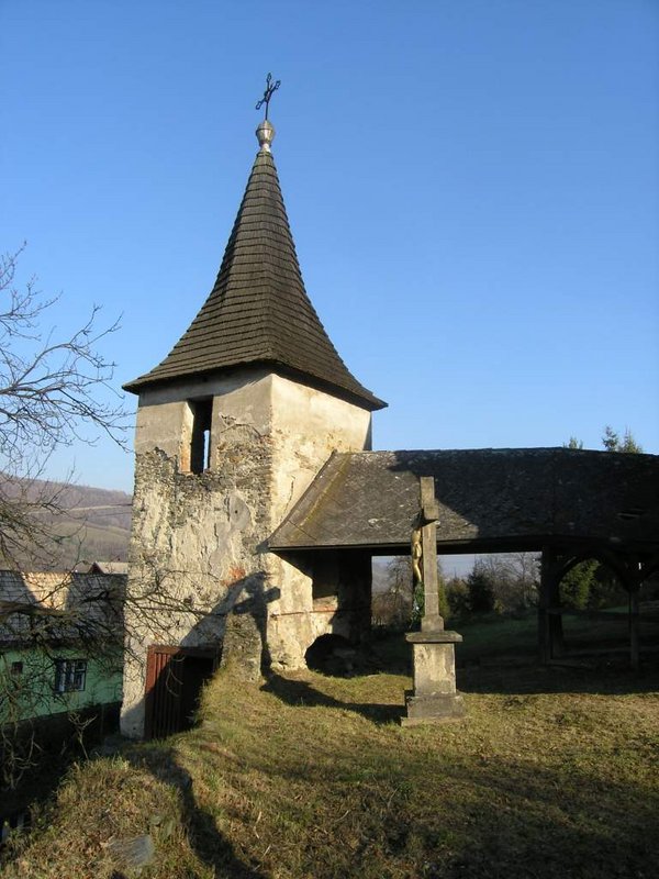 Kostol Všetkých svätých. Zvonica so strieškou prepájajúcou predsieň v roku 2016. Foto:  M. Kalinová