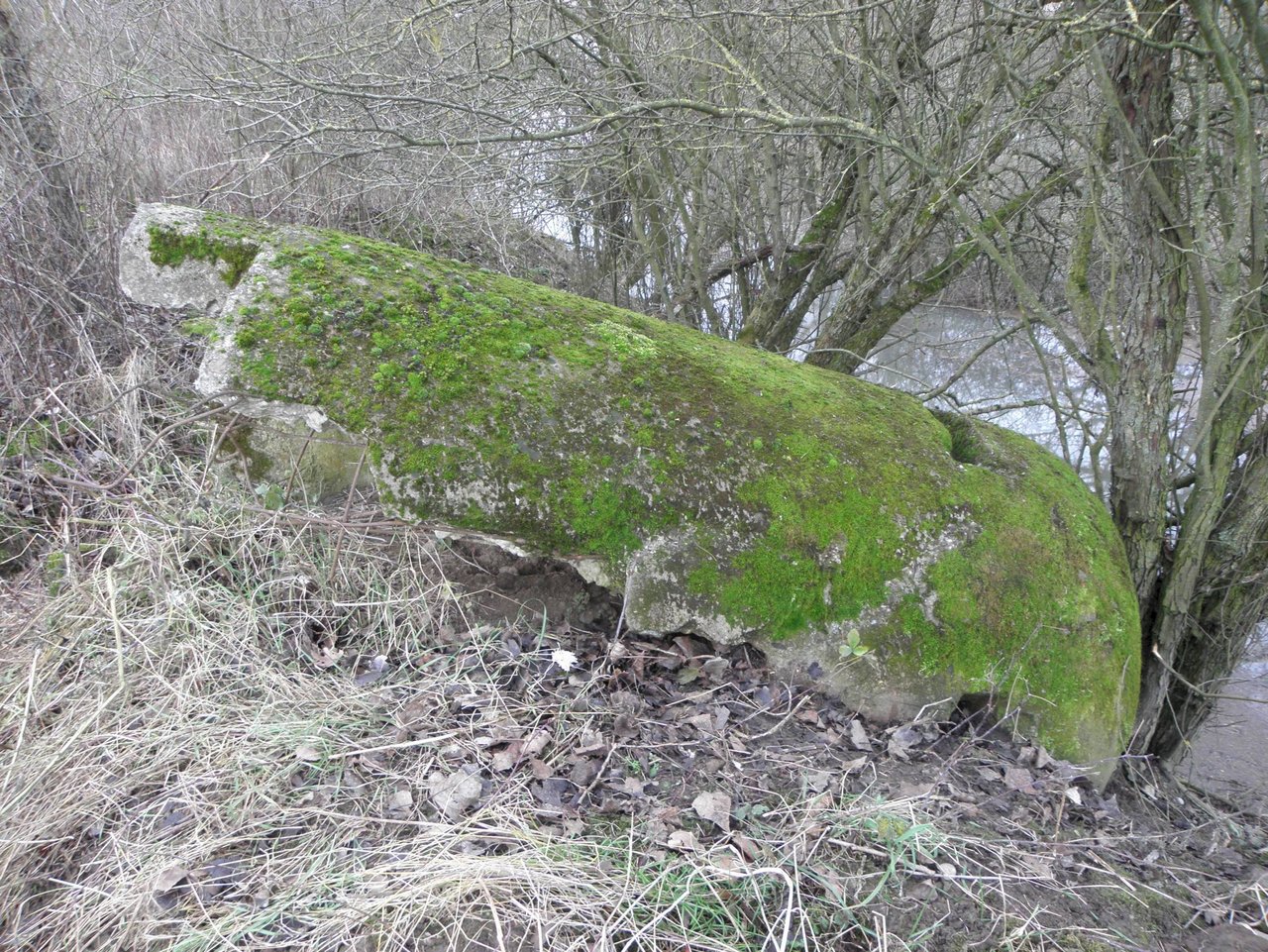 Celkový pohľad na Einmannbunker pred vyzdvihnutím, zdroj: KPÚ Trnava (foto M. Sládok)