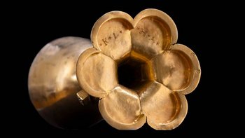  Detail gotického kalicha z 15. storočia. Nález bol ocenený výročnou cenou za rok 2023 Zdroj: archív Krajského múzea v Prešove – Kaštieľa Hanušovce (foto: P. Minár)