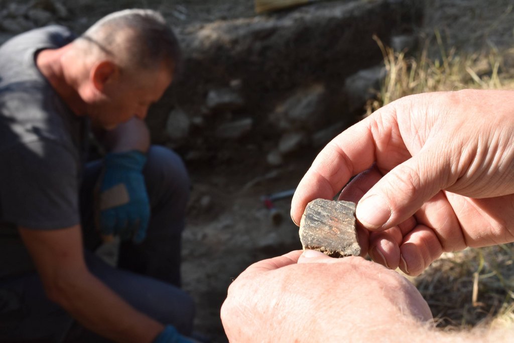Archeologický výskum terasy (plošinky) v pohorí Tribeč, na ktorej vývrat stromu odhalil súbor závaží z tkáčskeho stavu z doby bronzovej, priniesol medzi iným aj rôzne fragmenty keramických nádob, Foto: P. Kmeťová