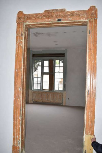 01 – Zlaté Moravce, Secesná vila - okno a interiérové dvere po odstránení náterov