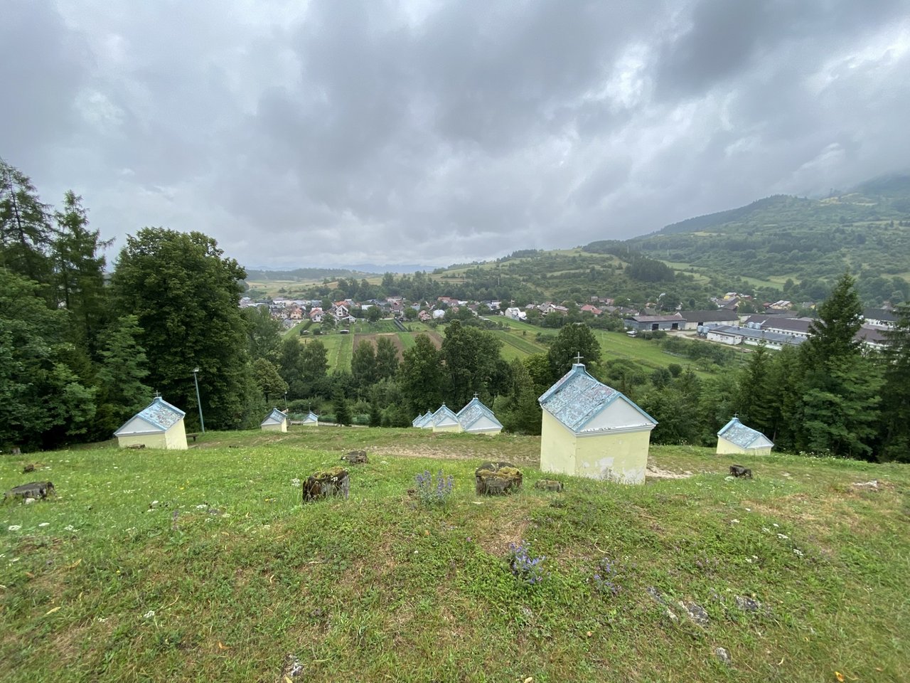 Pohľad z vrcholu kalvárie na kaplnky krížovej cesty Zdroj: KPÚ Žilina, júl 2025