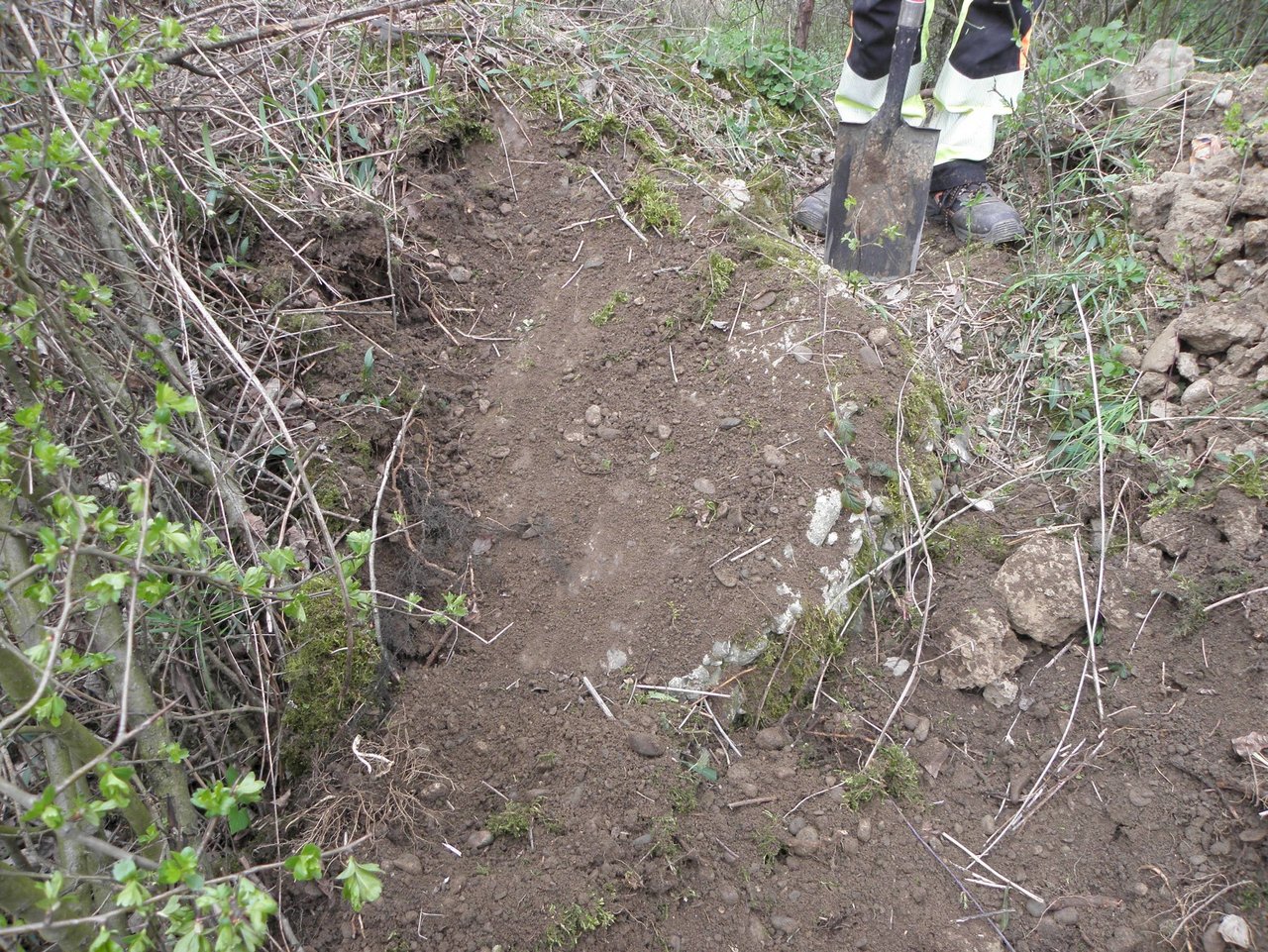 Odkopávania podlahy Einmannbunkru archeológom Trenčianskeho múzea v Trenčíne Jurajom Malecom počas vyzdvihovania, zdroj: KPÚ Trnava (foto M. Sládok)