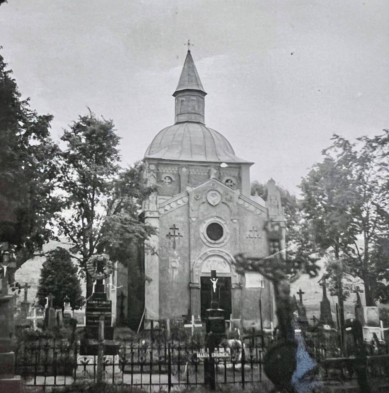 Historická fotografia mauzólea pravdepodobne z 20. – 30. rokov 20. storočia Zdroj: Oravské múzeum etnografie, n. o. (fb profil)