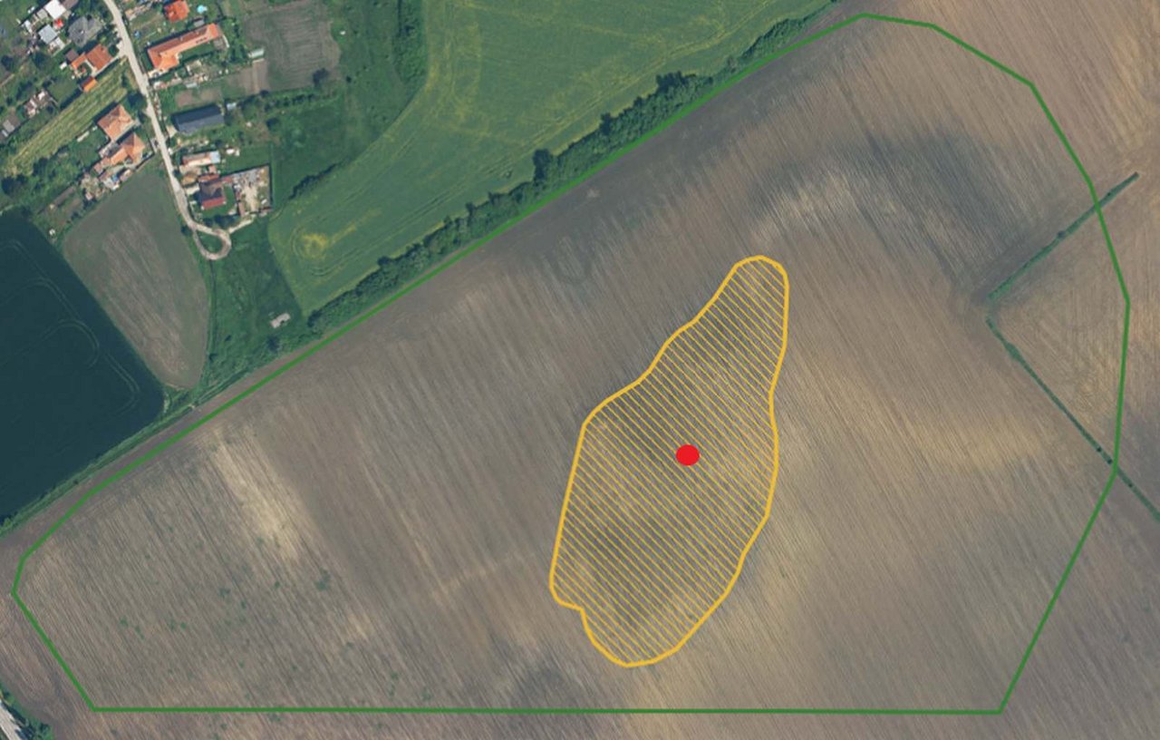 1	Miesto nálezu lochu vyznačené v priestore NKP Hrádok na podklade Pamiatkového informačného systému (PAMIS) situovanom na zdroji QGIS version 3.16.16-Hannover, zdroj: PÚ SR