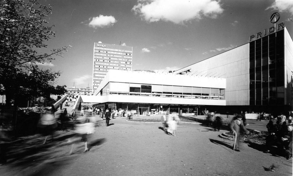 Pohľad na polyfunkčný objekt OD Prior s hotelom Kyjev krátko po realizácii Zdroj: Register modernej architektúry SAV, Foto: Ľ. Stacho