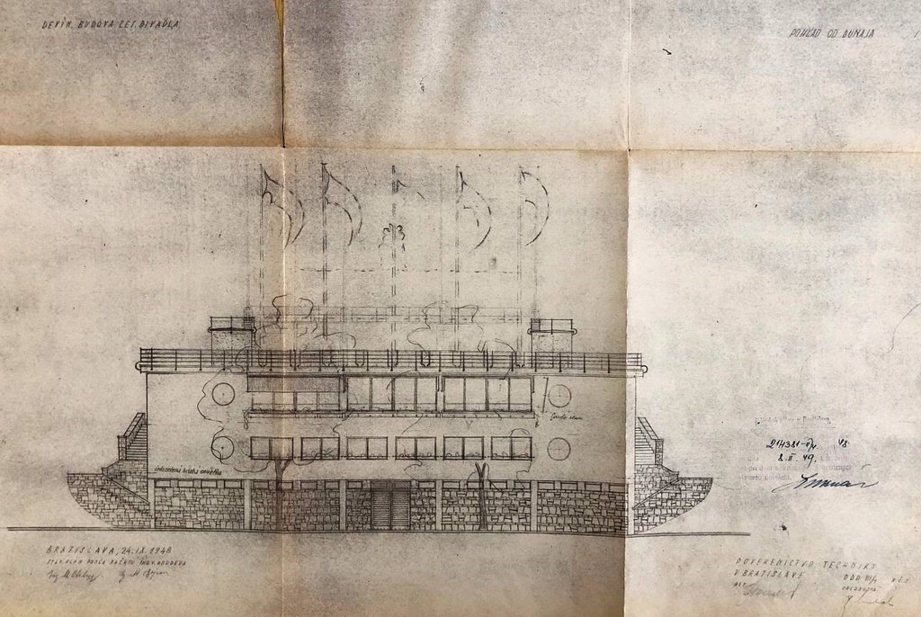 Pohľad na čelnú fasádu amfiteátra smerom od Dunaja, zdroj Archív mesta Bratislavy. Dokumentácia stavby Letné divadlo, Devín, p. č. 637, 638, Slovanské nábrežie. 1948 – 49. Fond Útvar hlavného architekta, inv. č. 6806, krabica 731.
