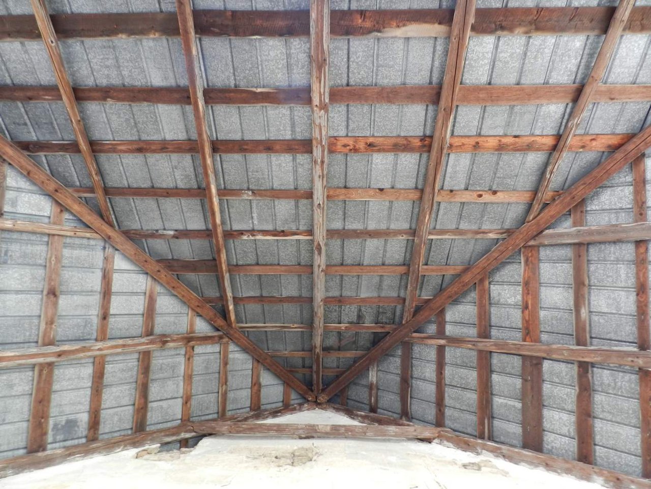 Rakovnica, Kostol sv. Márie Magdalény, podhľad na krovovú konštrukciu západnej predsiene v roku 2019. Foto: M. Kalinová Rakovnica, Kostol sv. Márie Magdalény, podhľad na krovovú konštrukciu západnej predsiene v roku 2019. Foto: M. Kalinová