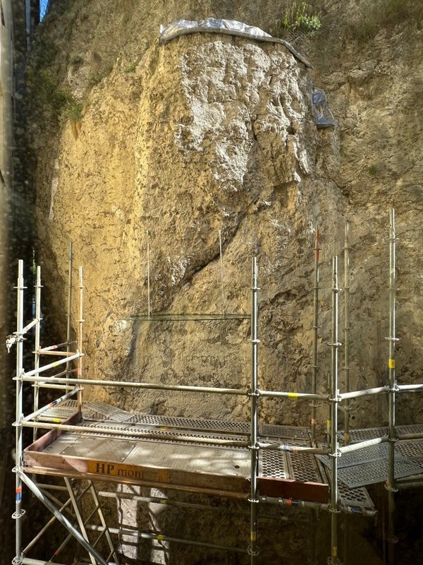 Zabezpečenie klinovitého skalného bloku a osadenie striešky nad Rímskym nápisom, celkový pohľad z podesty v interiéri Hotela Elizabeth, foto: M. Kucmanová, 2025