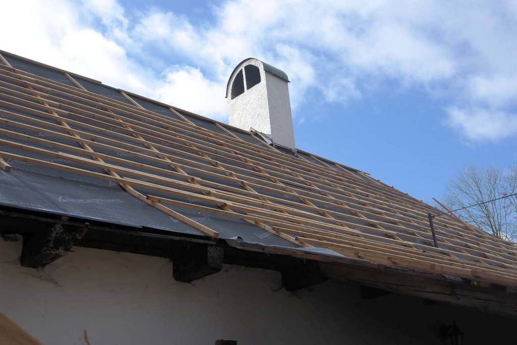 Detail na strechu počas prác na obnove, foto:  Ing. arch. Peter Kulašík