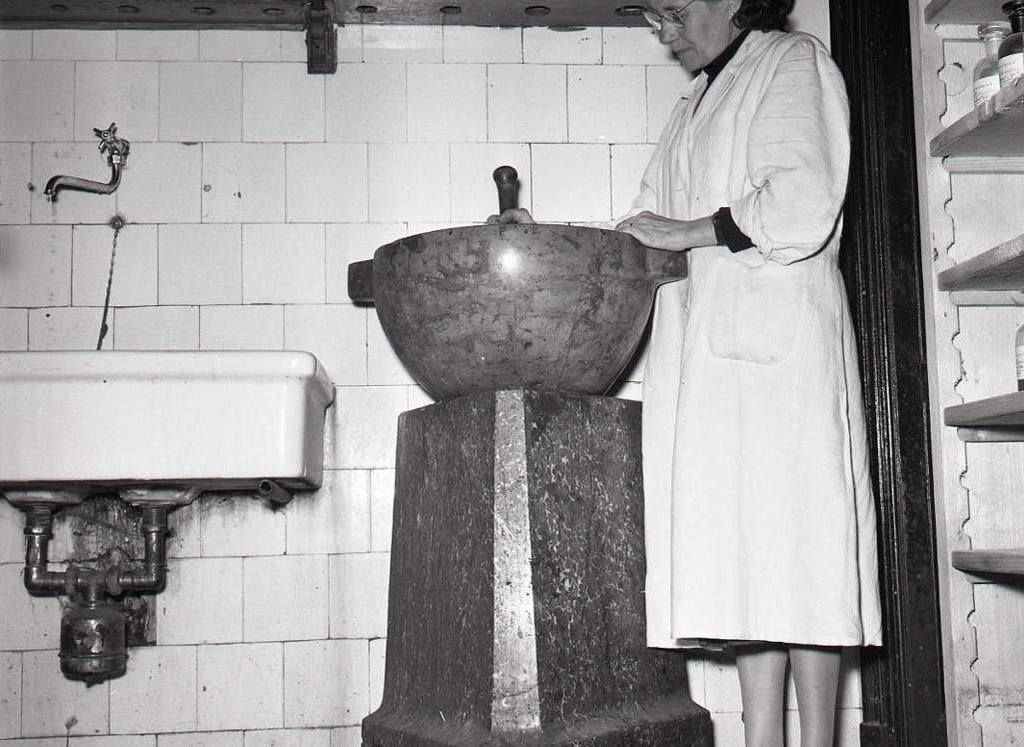 Historická fotografia vybavenia lekárne z r. 1958, zdroj: vtedy.sk