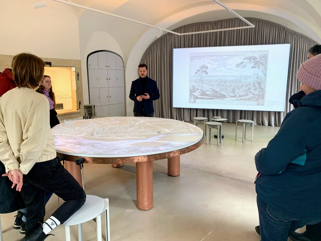 Výklad kurátora Múzea mesta Bratislavy Michala Augustoviča o histórii stredovekého opevnenia mesta Bratislavy v návštevníckom centre pre Michalskú vežu, foto: E. Makarová