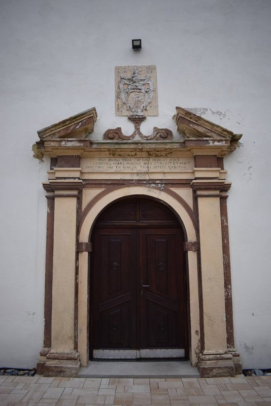 Hlavný vstupný portál kostola Zdroj: KPÚ Trnava, foto. I. Babiková