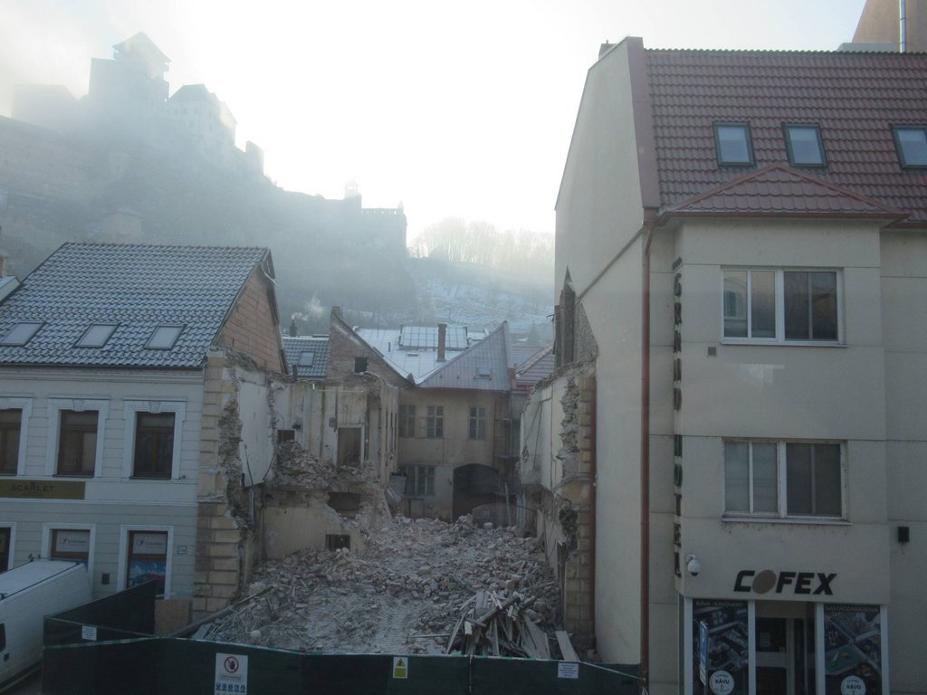 Situácia na mieste zbúranej pamiatky počas štátneho stavebného dohľadu realizovaného dňa 21.1.2026, zdroj: KPÚ Trenčín