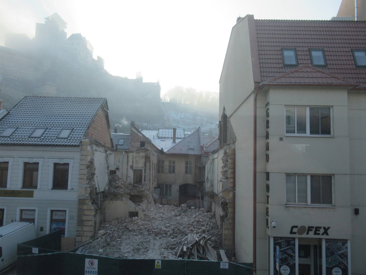 Situácia na mieste zbúranej pamiatky počas štátneho stavebného dohľadu realizovaného dňa 21.1.2026, zdroj: KPÚ Trenčín Situácia na mieste zbúranej pamiatky počas štátneho stavebného dohľadu realizovaného dňa 21.1.2026, zdroj: KPÚ Trenčín