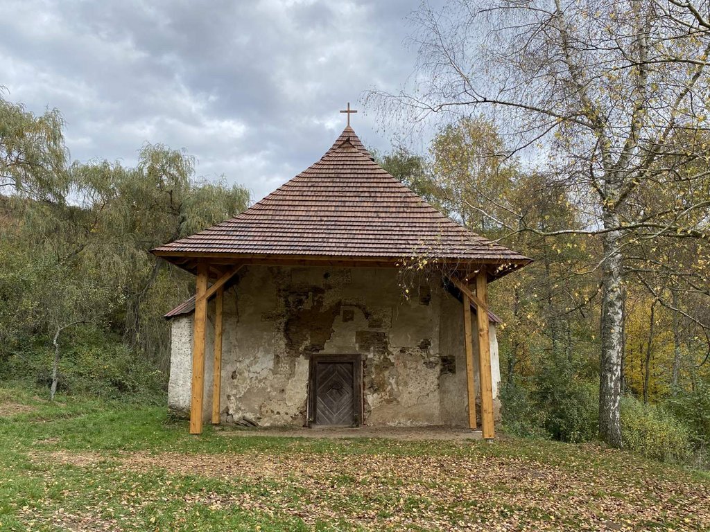 Rakovnica, Kostol sv. Márie Magdalény, západná fasáda kostola s novou strechou predsiene. Foto: M. Kalinová, 2023