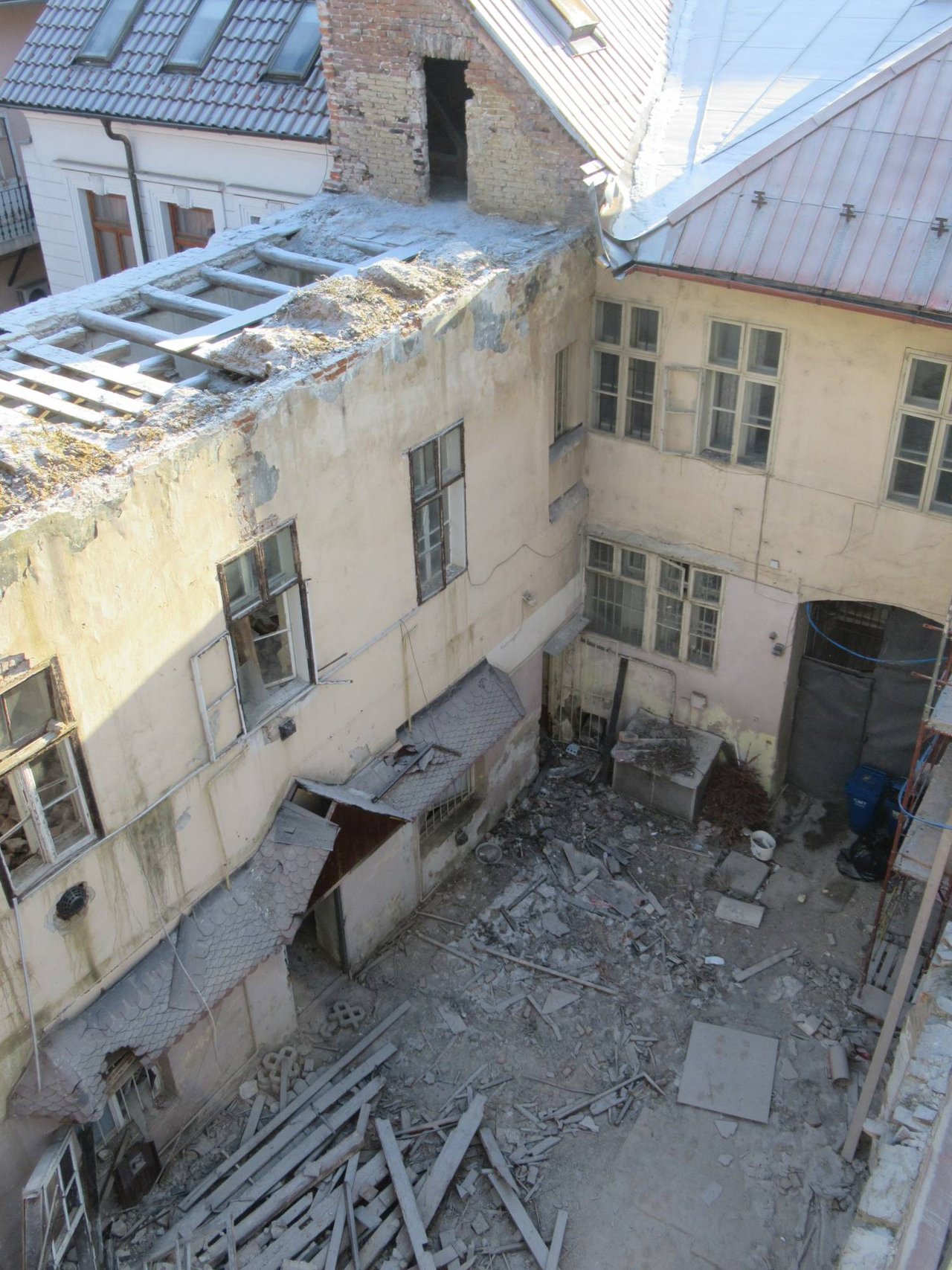 Situácia na mieste zbúranej pamiatky počas štátneho stavebného dohľadu realizovaného dňa 21.1.2026, zdroj: KPÚ Trenčín Situácia na mieste zbúranej pamiatky počas štátneho stavebného dohľadu realizovaného dňa 21.1.2026, zdroj: KPÚ Trenčín