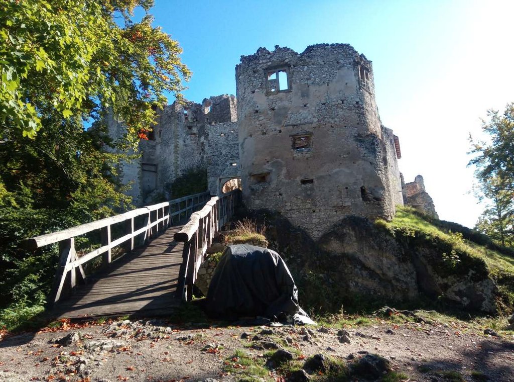 Vstupný most a delová bašta Hradu Uhrovec, zdroj: archív KPÚ TN