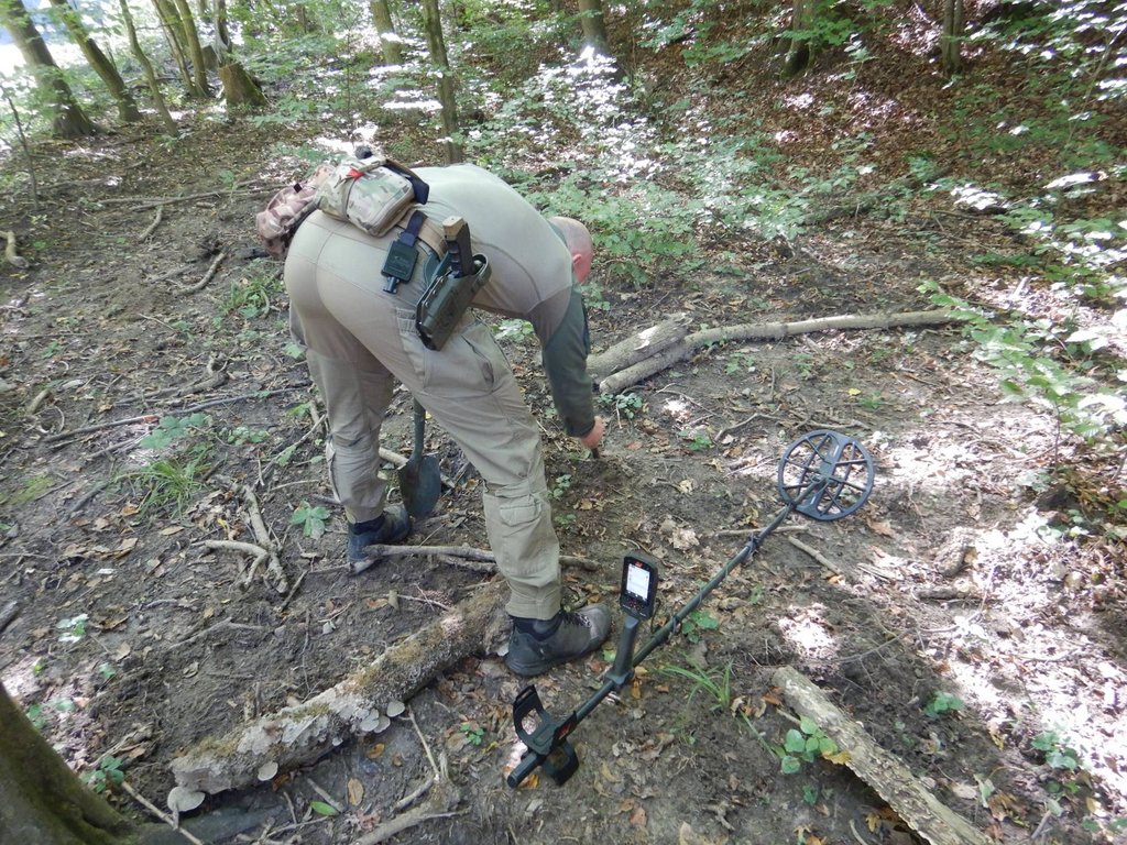 Policajný pyrotechnik počas vyhľadávania munície, zdroj: KPÚ Trnava, foto: M. Sládok