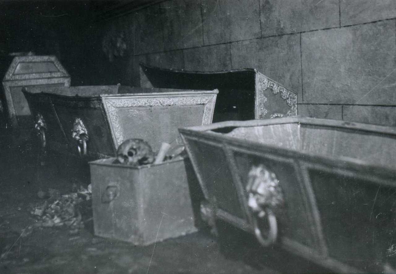 Vykradnuté sarkofágy Esterházyovcov v krypte Kostola sv. Jána Krstiteľa Zdroj: Západoslovenské múzeum v Trnave (Foto: J. Hollovič), okolo 1980