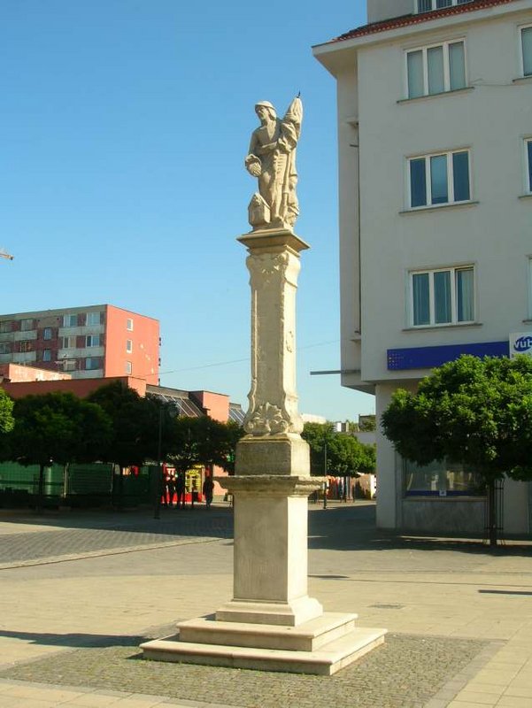 socha sv. Floriána so stĺpom v súčasnosti; archív: KPÚ Nitra