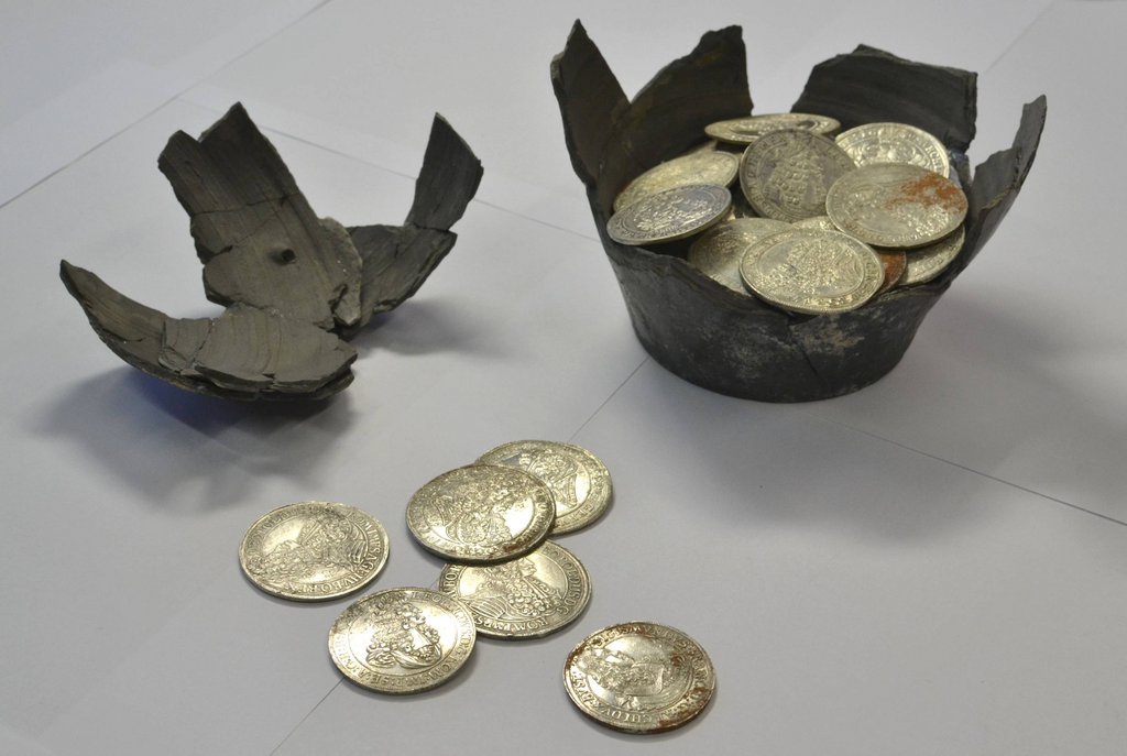 Časť pokladu so zrekonštruovanými časťami nádoby, zdroj: KPÚ Trnava, foto: P. Grznár Časť pokladu so zrekonštruovanými časťami nádoby, zdroj: KPÚ Trnava, foto: P. Grznár