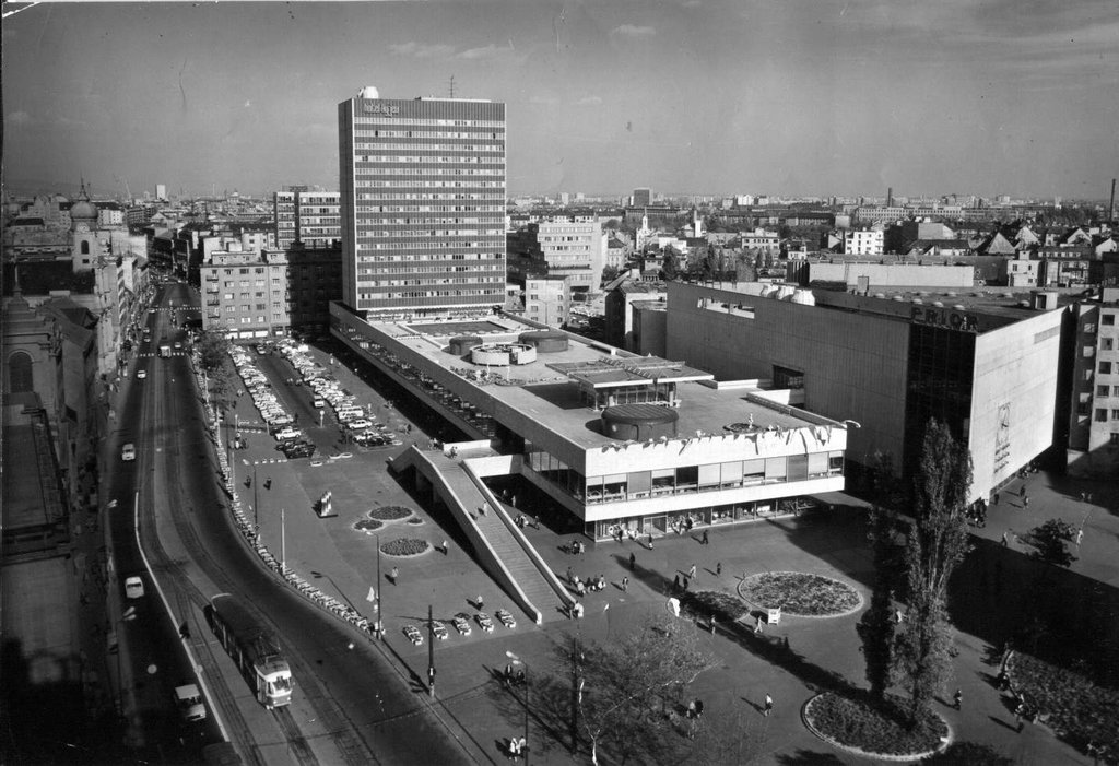 Pohľad na polyfunkčný objekt OD Prior s hotelom Kyjev krátko po realizácii Zdroj: Register modernej architektúry SAV, Foto: Ľ. Stacho