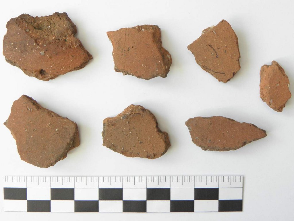 Črepy nájdené pri banskom objekte. Foto M. Sládok