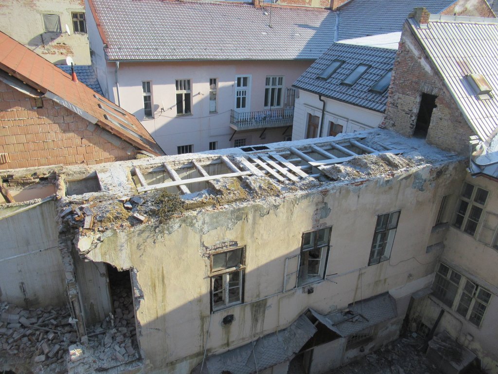 Situácia na mieste zbúranej pamiatky počas štátneho stavebného dohľadu realizovaného dňa 21.1.2026, zdroj: KPÚ Trenčín