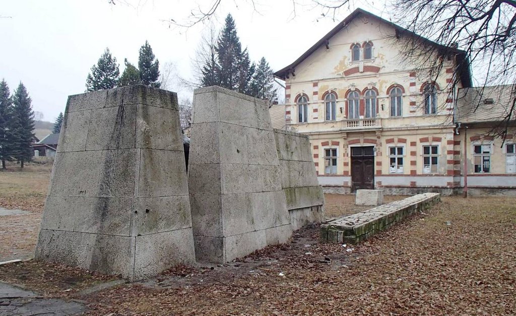 06 – Krompachy, NKP - Pamätník krompašskej vzbury - celok zozadu, foto R. Kiráľ 2014