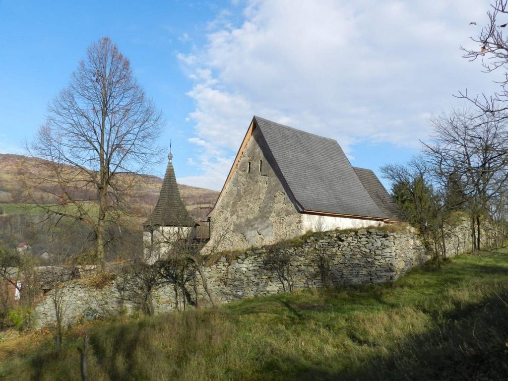 Pohľad na kostol s hradbovým múrom z juhozápadu. Foto: M. Kalinová, 2016