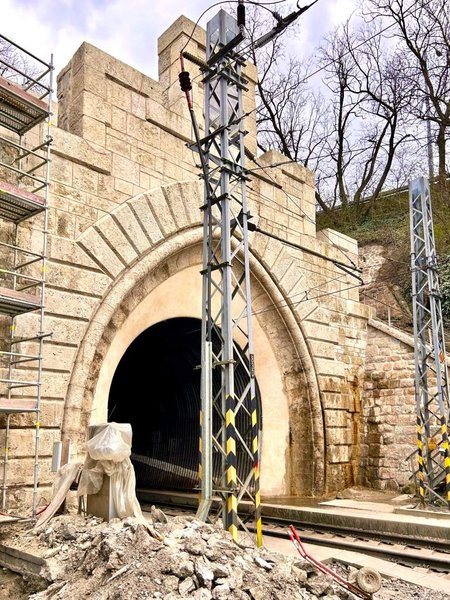 01_Pohľad na južný portál na lamačskej strane krátko po obnove, v kúte je viditeľné zavĺhanie problematického kúta, 2023 (zdroj: Archív KPÚ Bratislava)