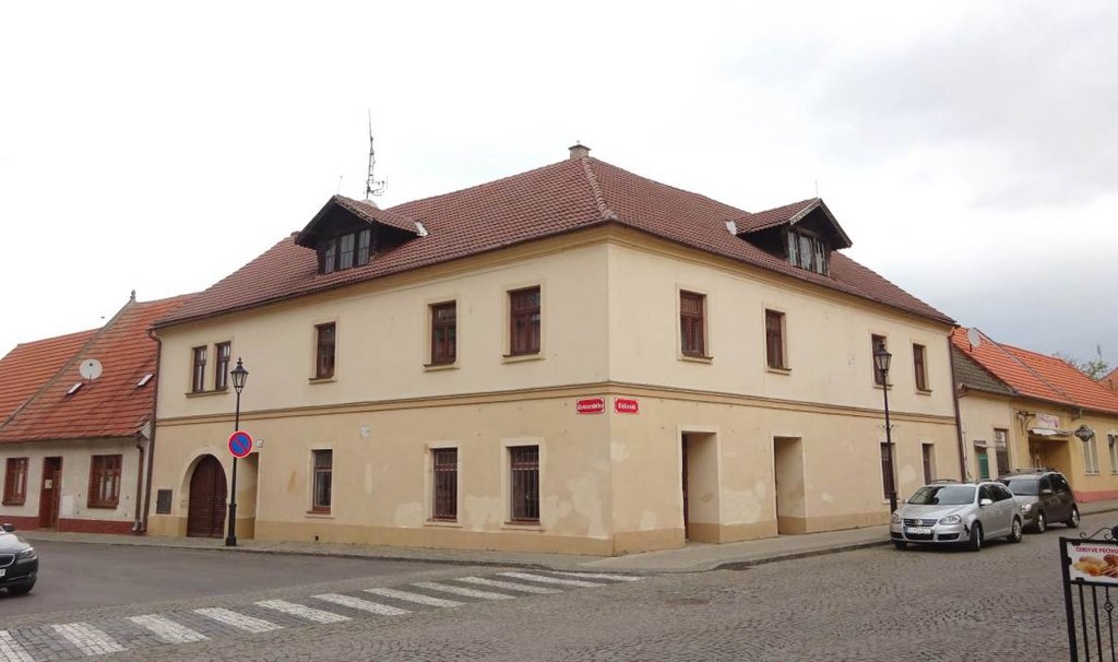 01 - Meštiansky dom Komenského 2 v Skalici, situovaný na nároží s Kráľovskou ulicou, foto: R. Žemberová, KPÚ Trnava