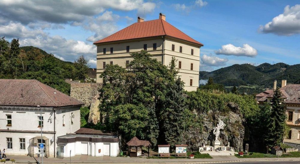 Žarnovica, Horný kaštieľ, stav po obnove fasád, rok 2019, zdroj: Mesto Žarnovica