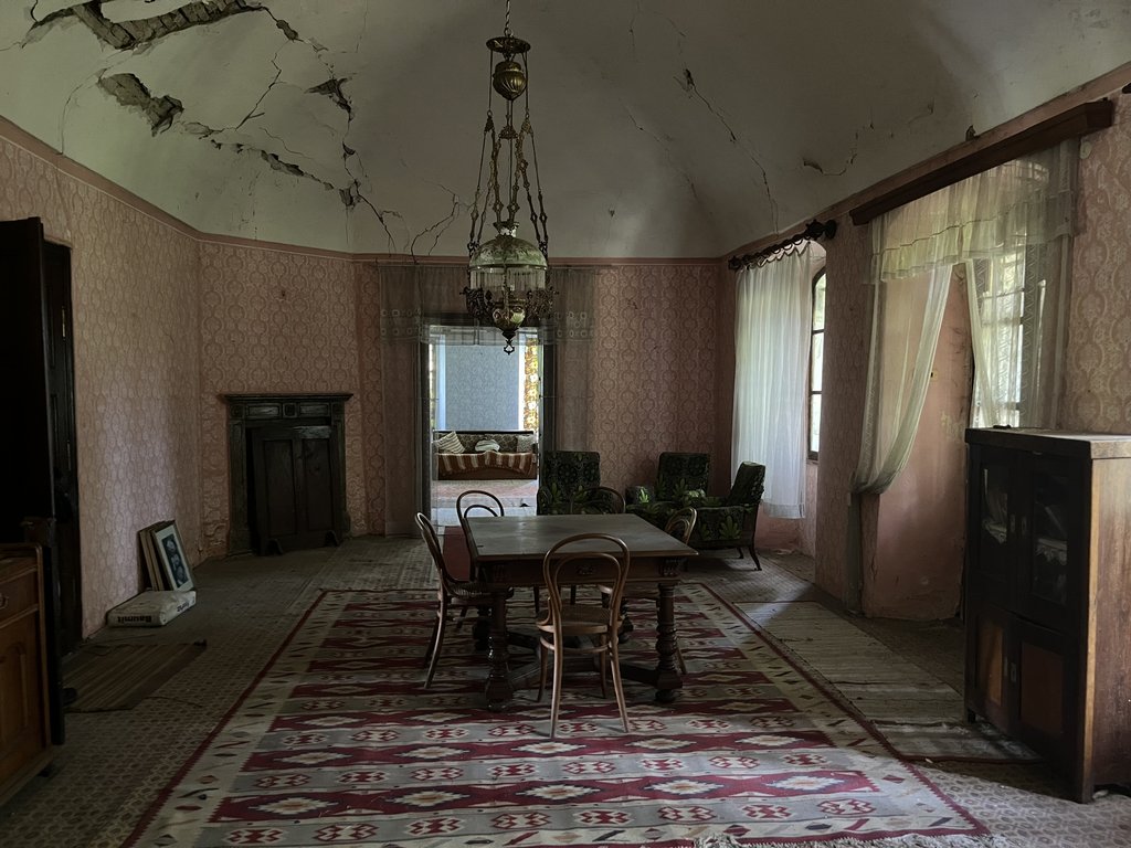 Ústredný salón kúrie s historickým nábytkom, 2024, R. Sabol