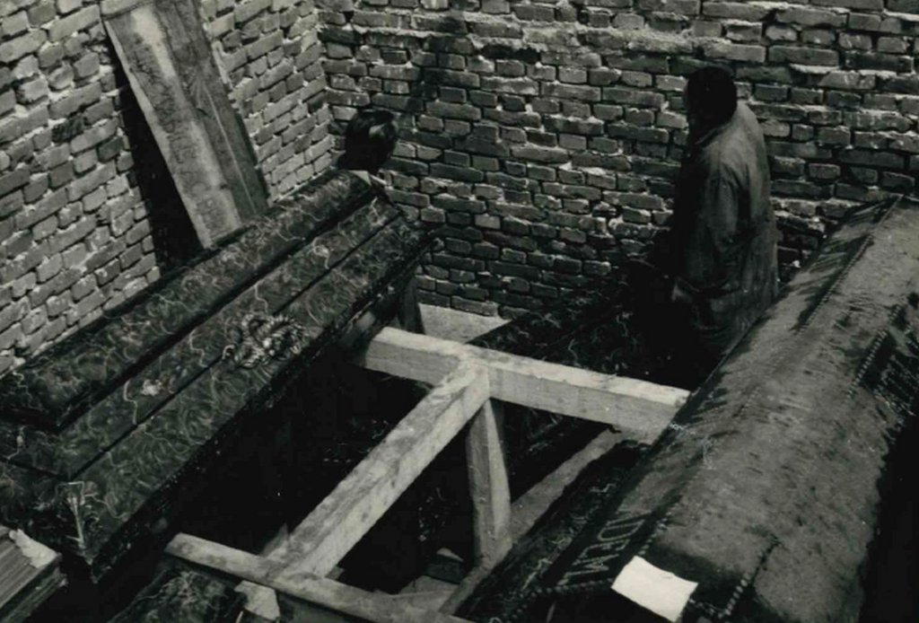 Velka-Lomnica-hrobka_15.jpg