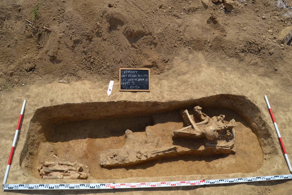 Jazdecký hrob na staromaďarskom pohrebisku v Lužiankach (okres Nitra), vykradnutý v minulosti. Vľavo v hrobovej jame ostatky koňa, vpravo rozhádzané ostatky človeka, zdroj: PAMARCH, s. r. o. (foto: O. Žaár)