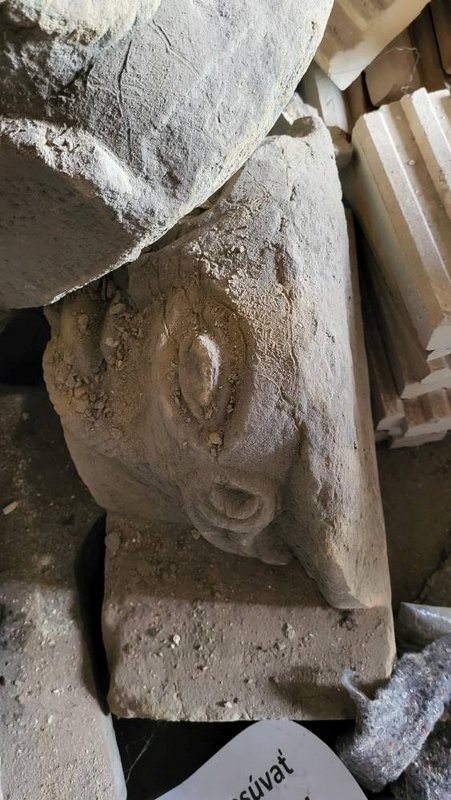 2. Prešov, Hlavná 73 – detail stredovekej antropomorfnej hlavice/konzoly s poškodeným povrchom, zdroj: KPÚ Prešov, foto: Ľ. Suchý, 28. 7. 2026 2. Prešov, Hlavná 73 – detail stredovekej antropomorfnej hlavice/konzoly s poškodeným povrchom, zdroj: KPÚ Prešov, foto: Ľ. Suchý, 28. 7. 2026
