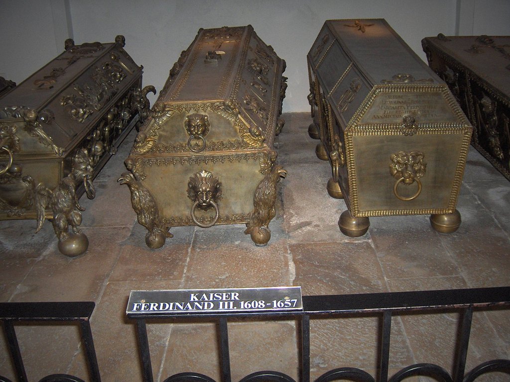 Sarkofág cisára Ferdinanda III. (1608 – 1657), arcivojvodkyne Márie Terézie (1684 – 1696) a arcivojvodu Leopolda Jozefa (1682 – 1684) v Kapucínskej krypte vo Viedni (Kapucinergruft) Zdroj: https://cs.wikipedia.org/wiki