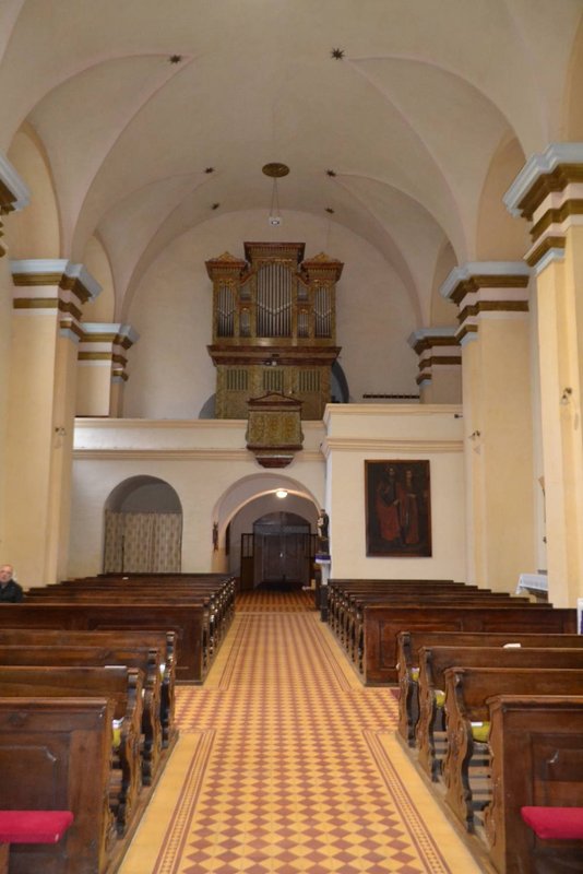 Pohľad do lode kostola z východu Zdroj: KPÚ Trnava, foto. I. Babiková