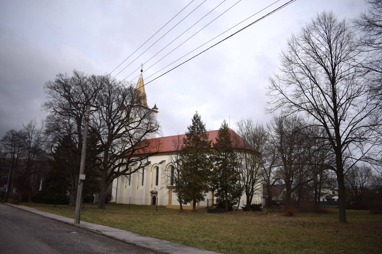 Pohľad na areál kostola a jeho okolia z juhovýchodnej strany v roku 2024 Zdroj: KPÚ Trnava, foto. I. Babiková