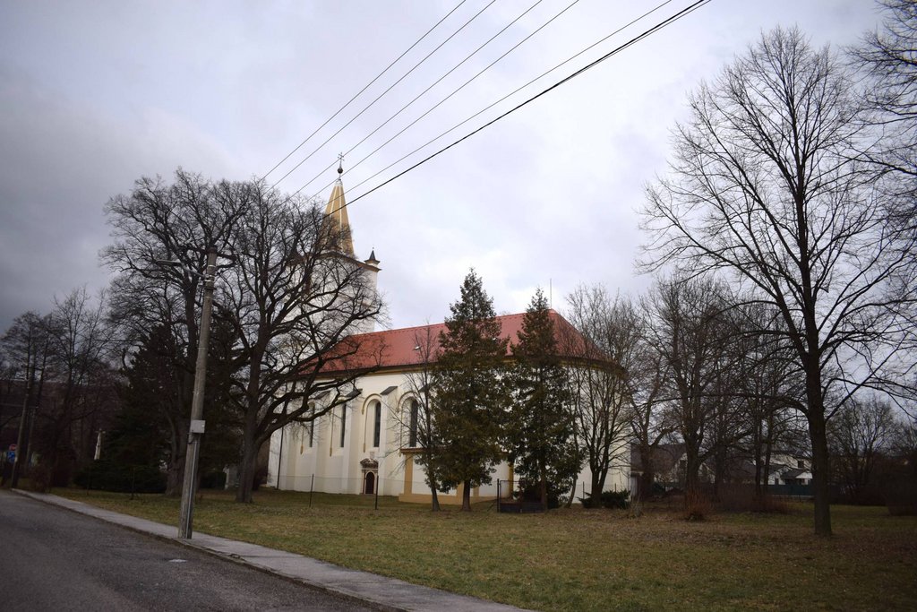 Pohľad na areál kostola a jeho okolia z juhovýchodnej strany v roku 2024 Zdroj: KPÚ Trnava, foto. I. Babiková