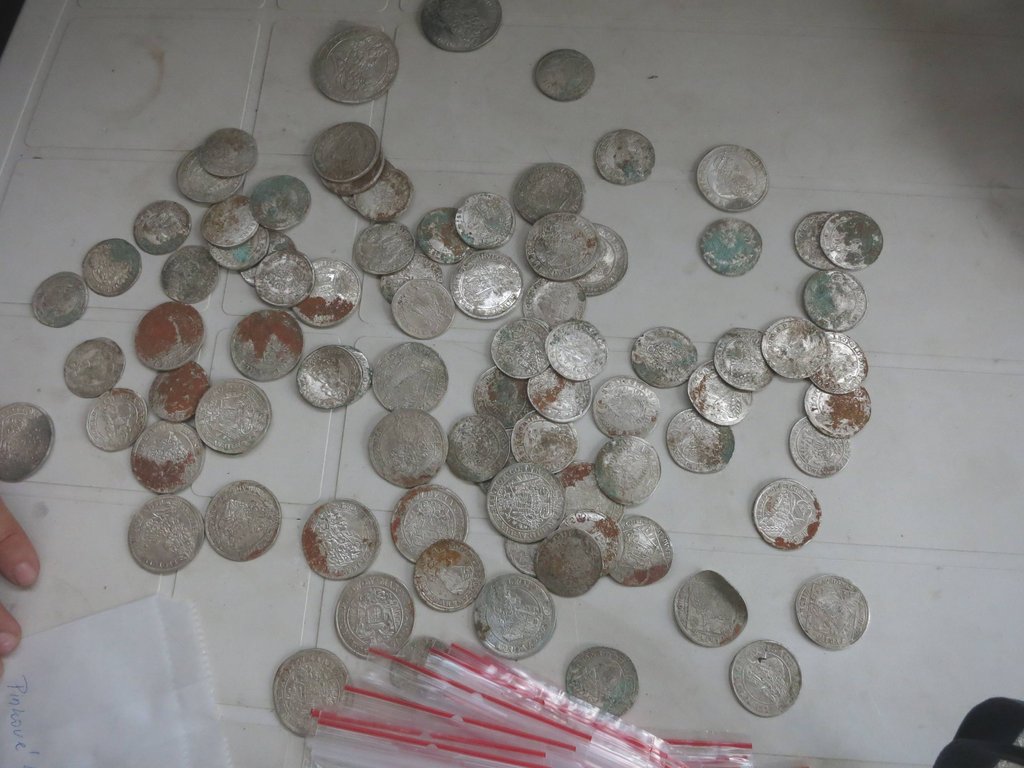 Mince nájdené nálezcom počas balenia, zdroj: KPÚ Trnava, foto: P. Grznár Mince nájdené nálezcom počas balenia, zdroj: KPÚ Trnava, foto: P. Grznár