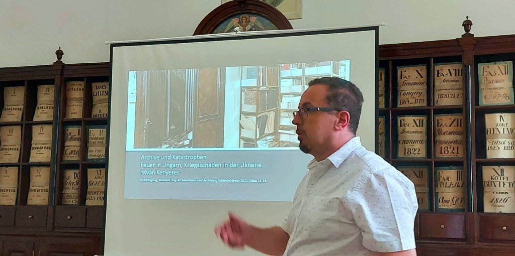István Kenyerés, riaditeľ archívu mesta Budapešť a predseda Spoločnosti maďarských archivárok a archivárov počas prednášky v Szekésfehérvári.