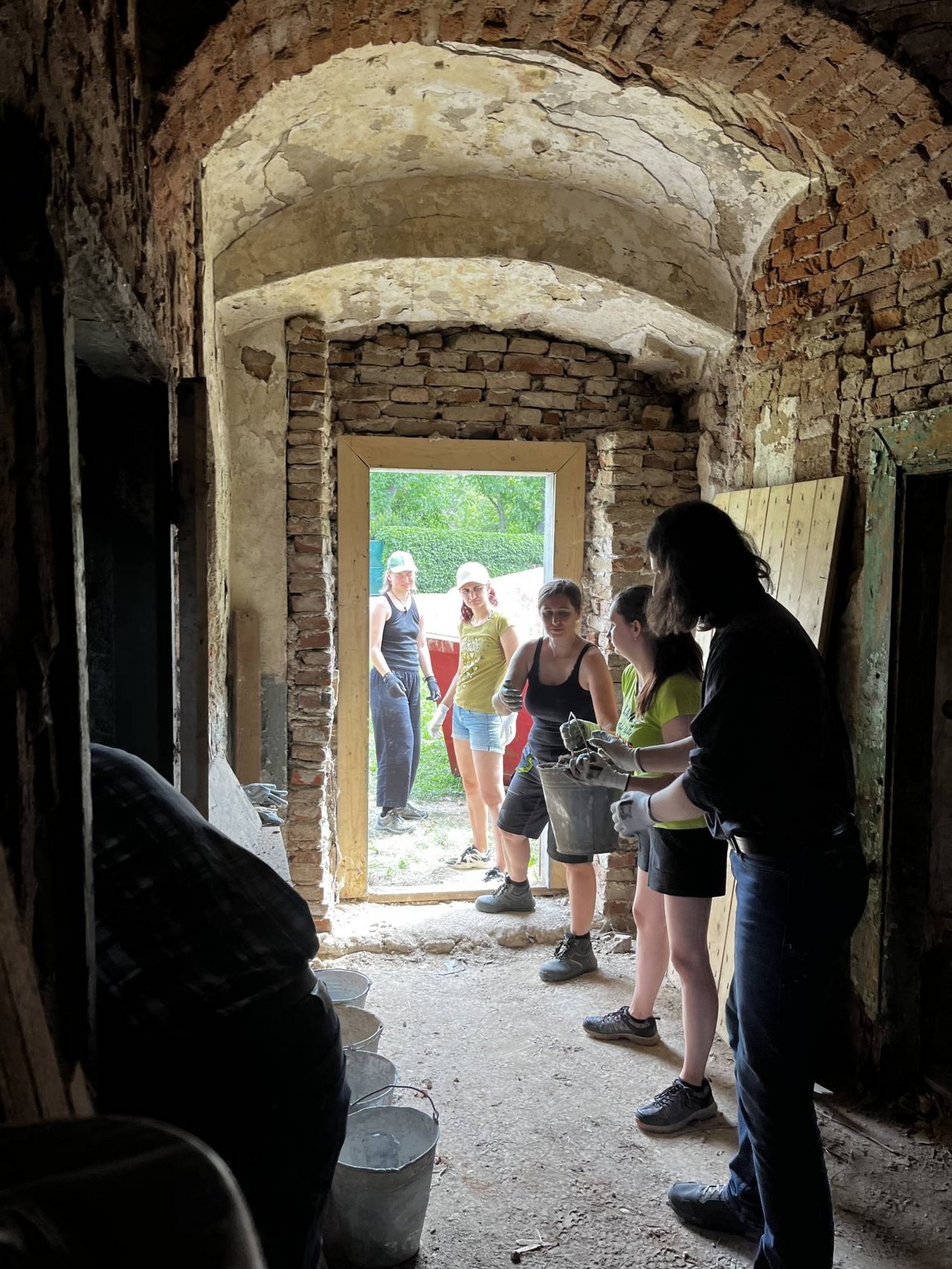Študenti a zamestnanci KPÚ Nitra pri odstraňovaní sutiny počas workshopu, Zdroj: KPÚ Nitra (Foto: Z. Holičková) 
