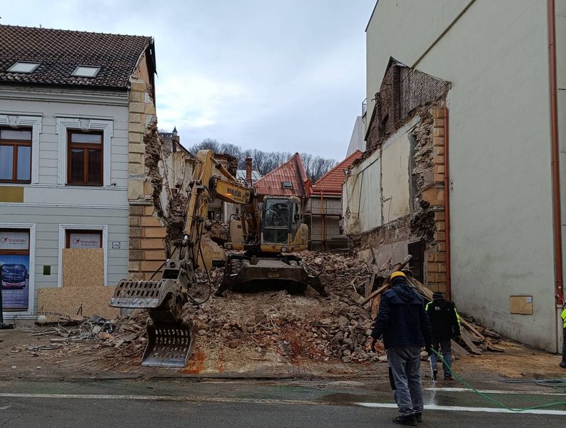 Asanácia NKP zo strany Palackého ulice, Foto: L. Pastierová (KPÚ Trenčín), 17.1.2026