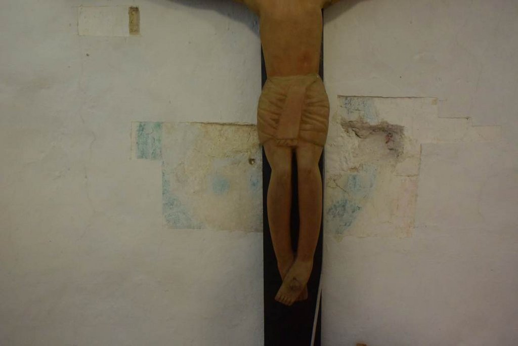 07 – Dúbravica, kostol sv. Žofie - detailný pohľad na sondu v sakristii, viditeľný fragment konsekračného kríža
