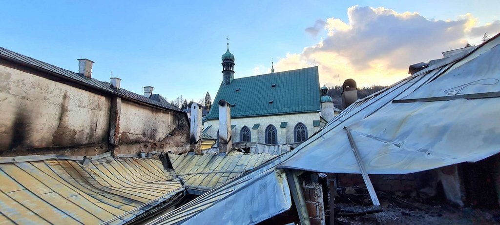 Pohľad na zničenú strechu Pischlovho domu, foto: KPÚ BB