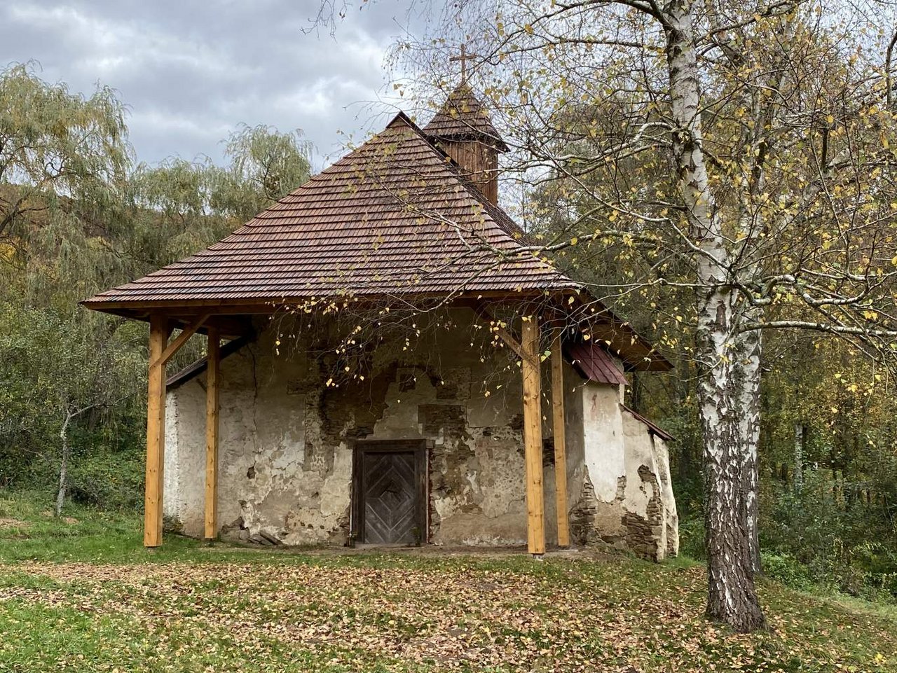Rakovnica, Kostol sv. Márie Magdalény, pohľad z juhozápadu na konštrukciu prestrešenia predsiene. Foto: M. Kalinová, 2023 Rakovnica, Kostol sv. Márie Magdalény, pohľad z juhozápadu na konštrukciu prestrešenia predsiene. Foto: M. Kalinová, 2023