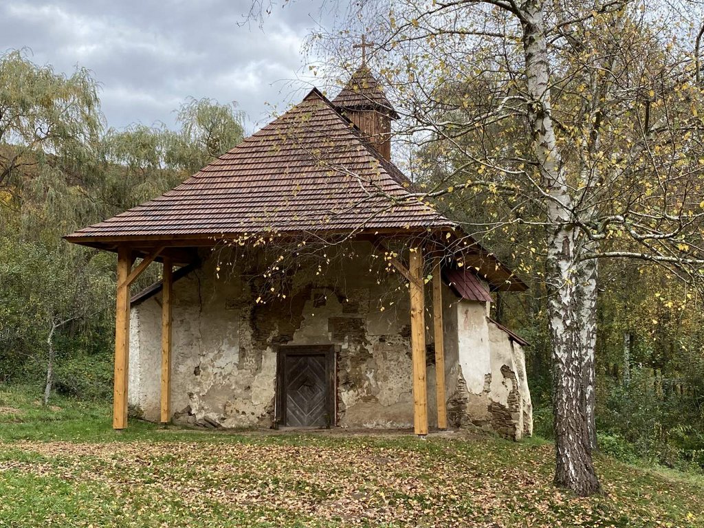 Rakovnica, Kostol sv. Márie Magdalény, pohľad z juhozápadu na konštrukciu prestrešenia predsiene. Foto: M. Kalinová, 2023